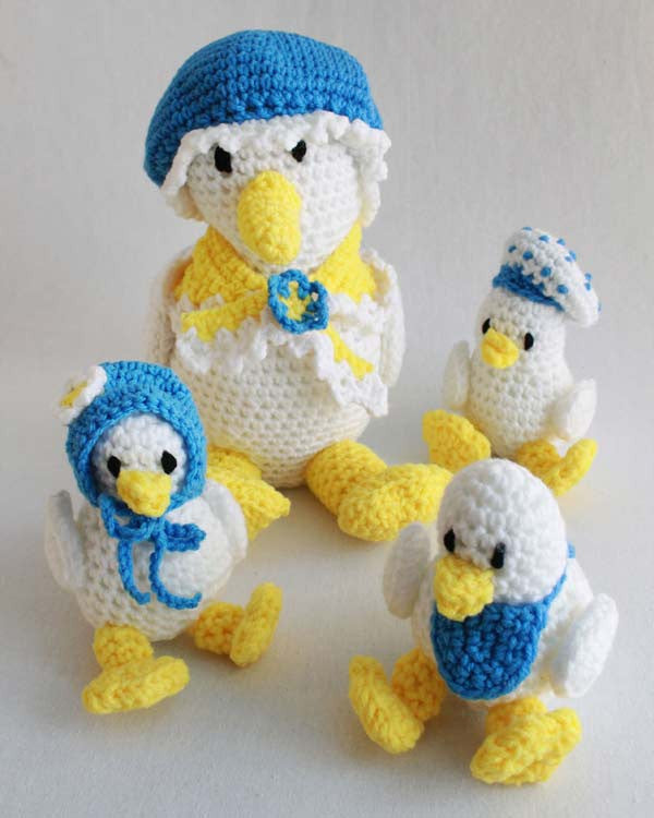 Super Easy Daphne Duck and Ducklings Crochet Pattern - Maggie's Crochet