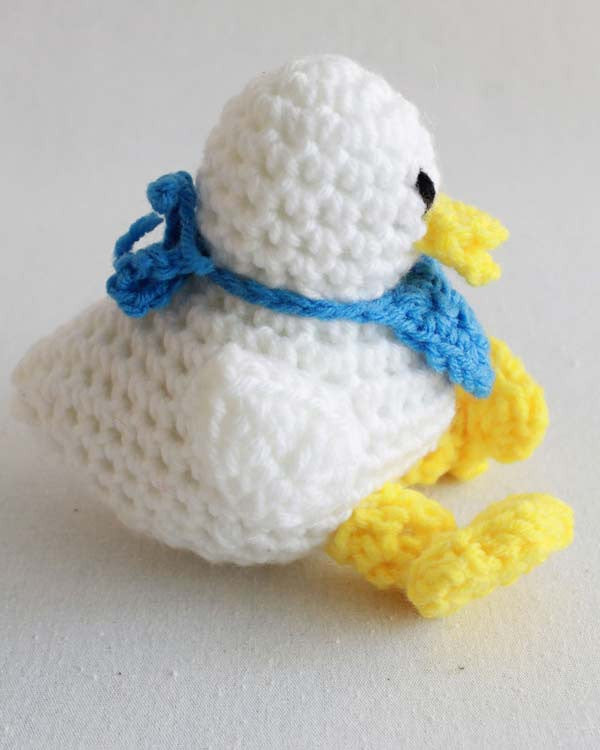 Super Easy Daphne Duck and Ducklings Crochet Pattern - Maggie's Crochet